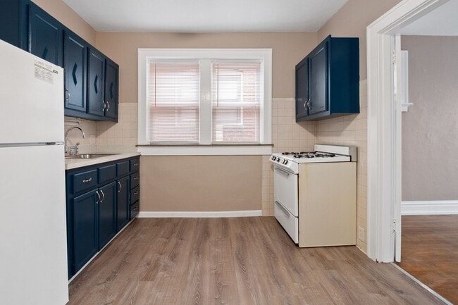 Building Photo - Super He-Moon