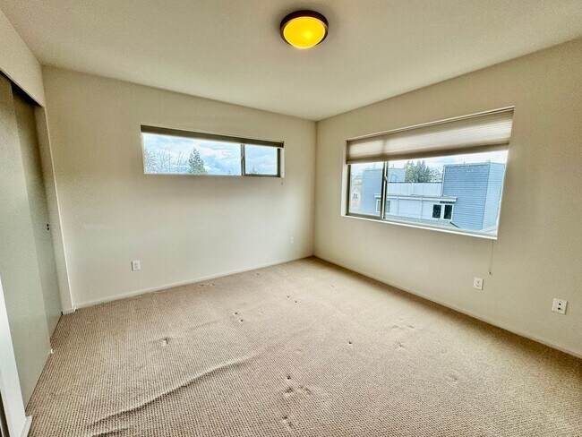 Building Photo - Location! Location! Modern 3 bed, 2.5 bath, Townhome near Greenlake!