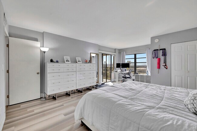 Building Photo - 2200 S Cypress Bend Dr