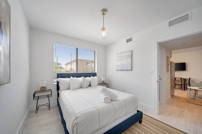 Building Photo - 1302 SW 22nd Ave