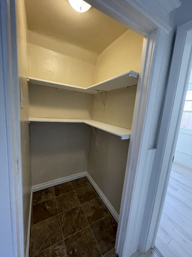 Building Photo - 3 bed 1 bath ground level apartment with n...