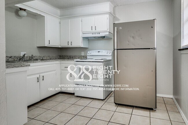 Building Photo - 2 Bed/1 Bath Triplex Home in Noble