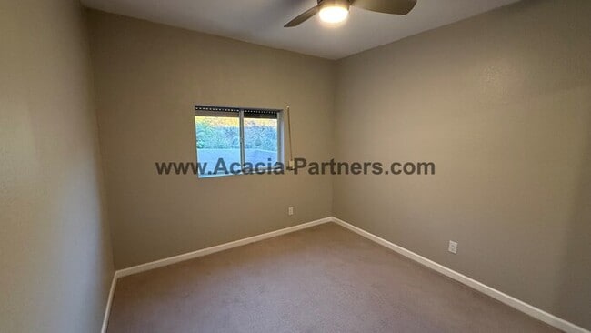 Building Photo - Three Bedroom Townhome