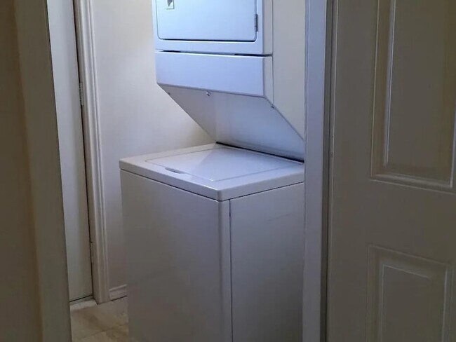 Building Photo - 304 Fulton St