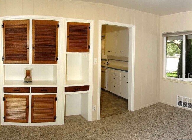 Building Photo - Available Mid-April – Beautiful 3 Bedroom Home on Hunter Lake Drive