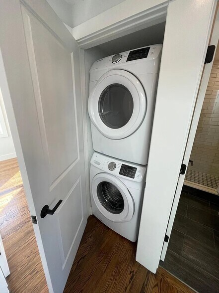 Full size washer and dryer - 156 Bremen St