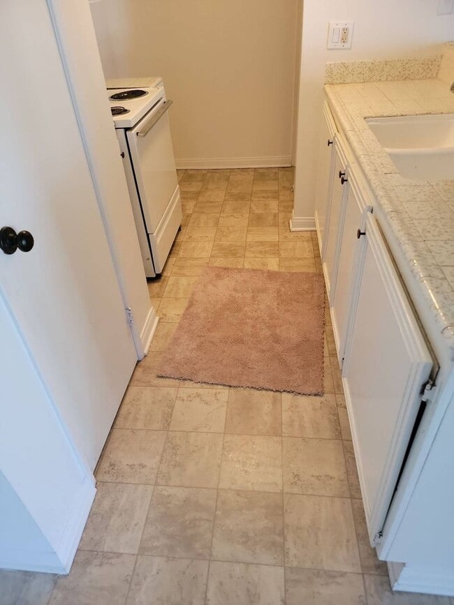 Building Photo - Nicely Upgraded Corner Townhouse