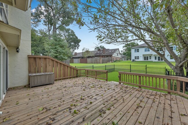 Building Photo - Inviting Townhouse in Walden