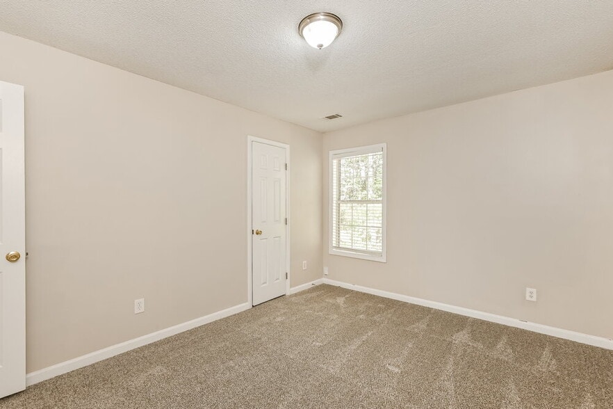 Building Photo - 335 Shadetree Ln