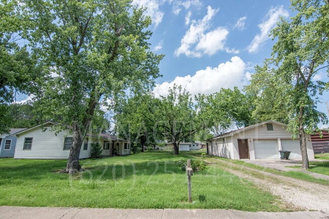 Building Photo - 3-Bed, 1.5-Bath with Detached Dual-Access ...