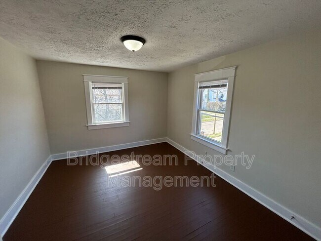 Building Photo - 101 E Bruce Ave