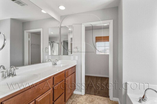 Building Photo - Spacious 4 Bed + Loft Home with 3-Car Garage in Lake Elsinore