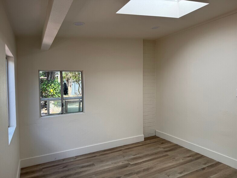 Building Photo - 765 W Lexington Ave