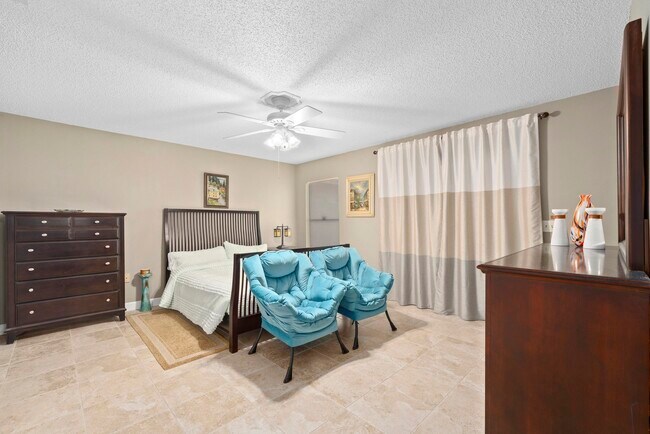 Building Photo - 4665 Oak Hill Dr