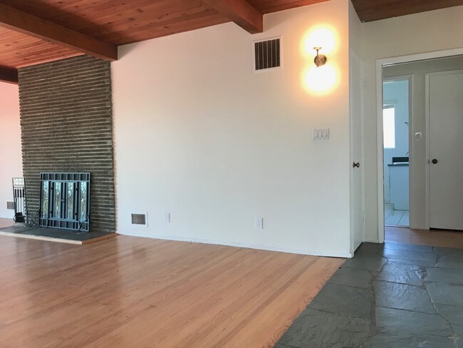 Open concept living room/dining room - 926 Crestview Dr