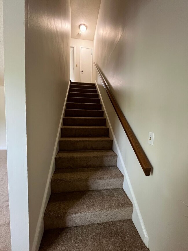 Building Photo - 2 Bedroom, 1.5 Bath Town Home Located at E...