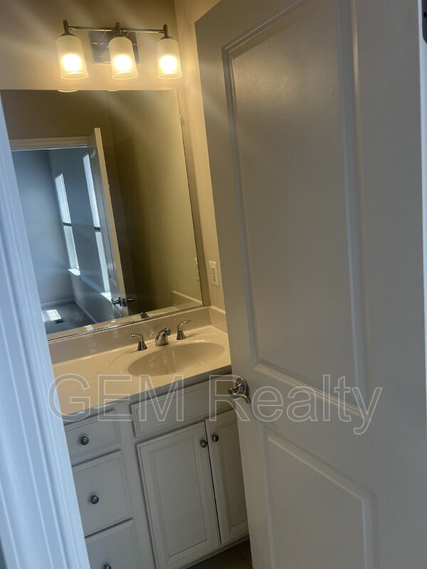 Building Photo - 1833 Sag Harbor Ln