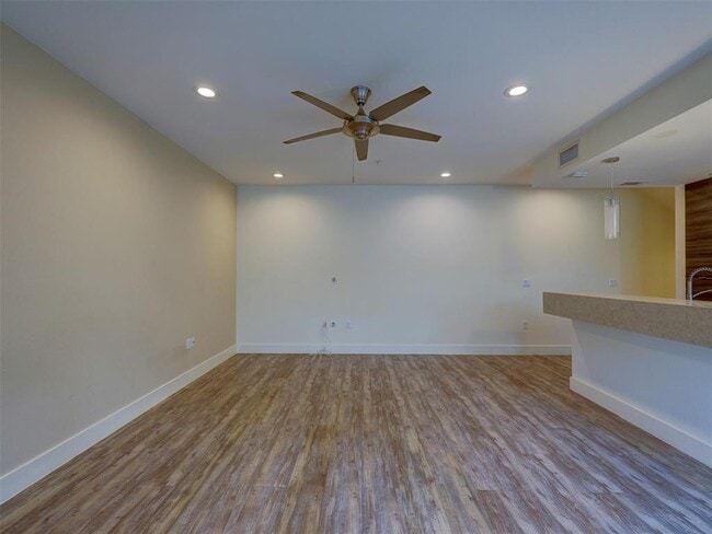 Building Photo - 604 N Bluff Dr