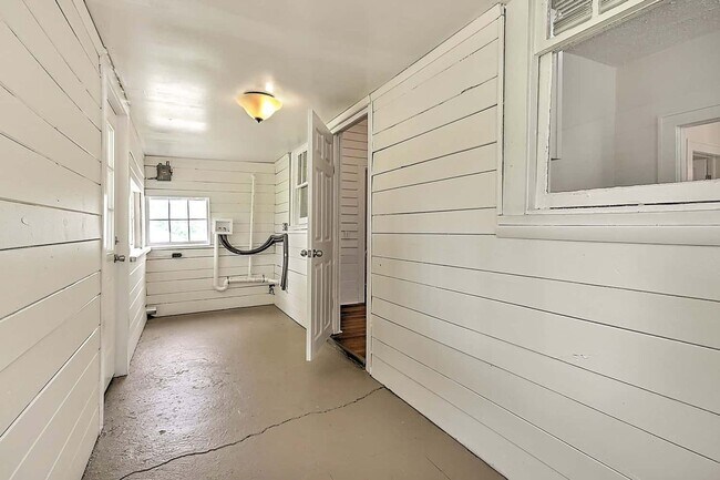 Building Photo - Modernized Historic 2 Bedroom 1 Bath Home in Johnson City, TN