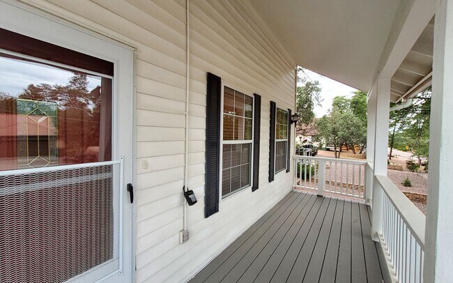 Building Photo - Beautiful Three-Bedroom Home