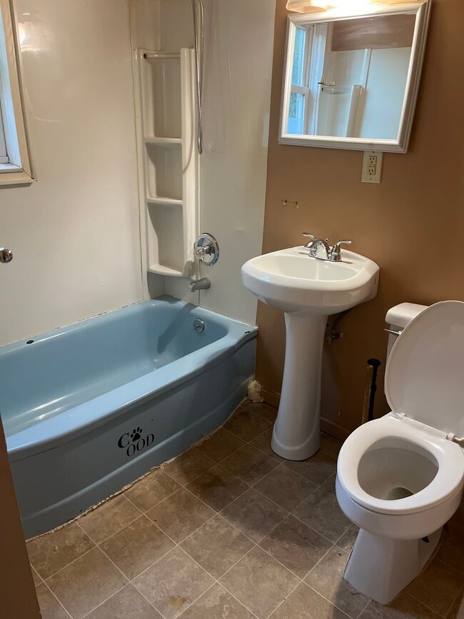 Building Photo - 2 Bed, 1 Bath Home