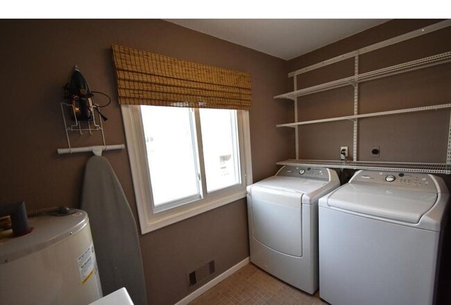 Building Photo - Spacious townhome- 3 bed/2.5ba -Community Pool! SLP- Available May 1