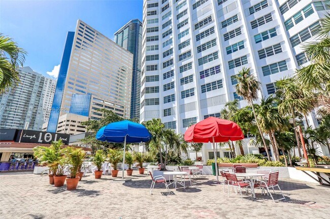 Building Photo - 825 Brickell Bay Dr