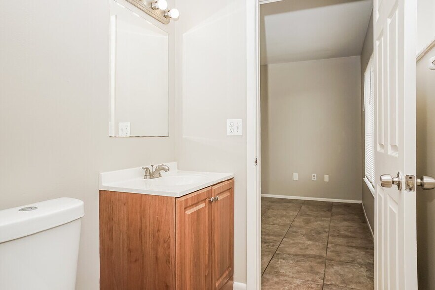 Building Photo - 2396 Roxbury Cir