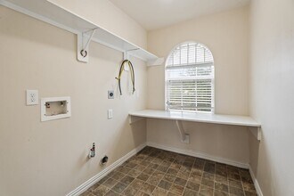 Building Photo - 6605 Fallen Breeze Ln