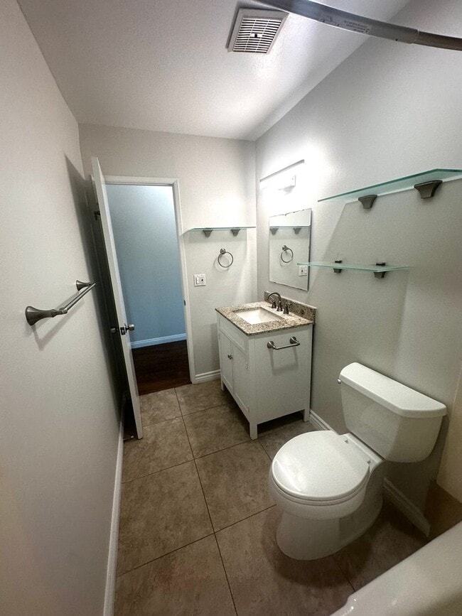Building Photo - For Lease- Cozy and comfortable Two Bedrooms top floor unit