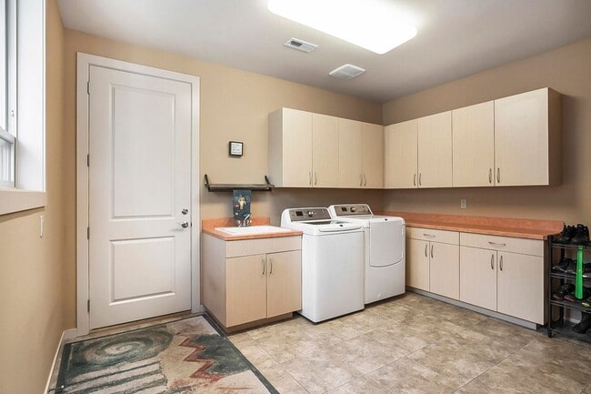 Building Photo - 1/2 off first months rent / Large home in gated Awbrey Glen neighborhood