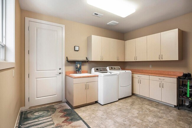 Building Photo - 3560 NW Braid Dr