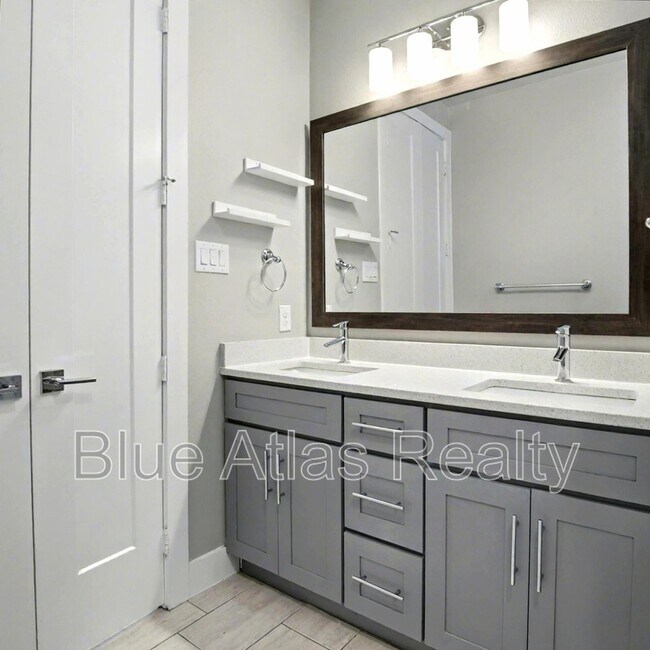 Building Photo - 728 N Plano Rd