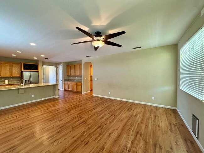 Building Photo - 3 bed 2 bath Plumas Lake