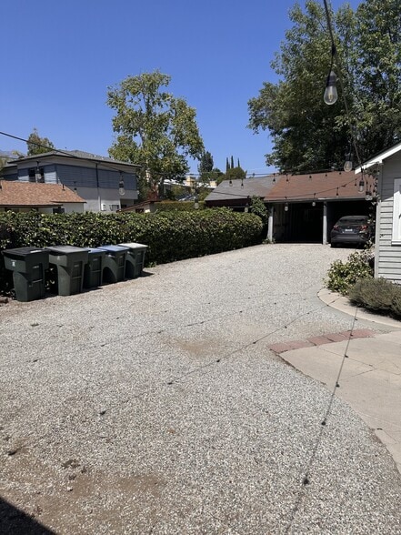 Building Photo - 102 N Oak Ave