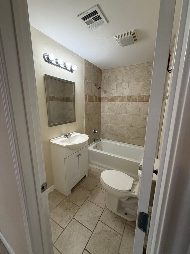 Building Photo - 1416 N Oklahoma Ave