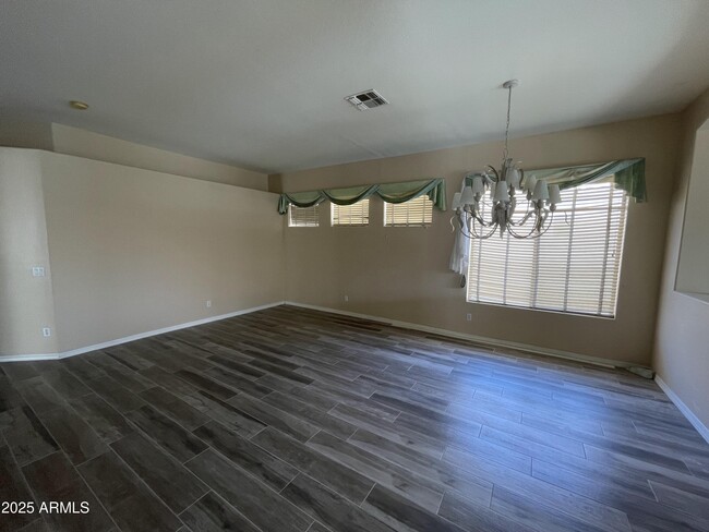 Building Photo - 901 W Oriole Way