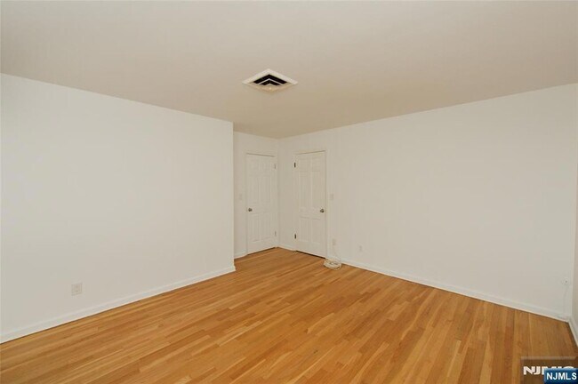 Building Photo - 20-30 Ridge Road Unit A8