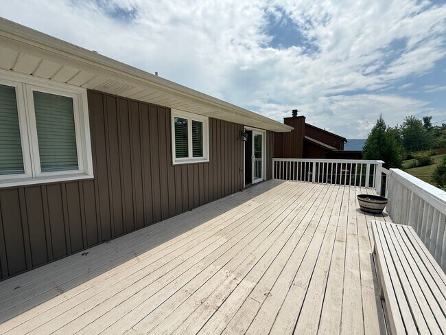 Building Photo - 3-4 bedroom / 2 bath split foyer  Kingspor...