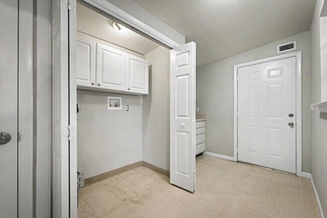 Building Photo - 7010 Arques Rd