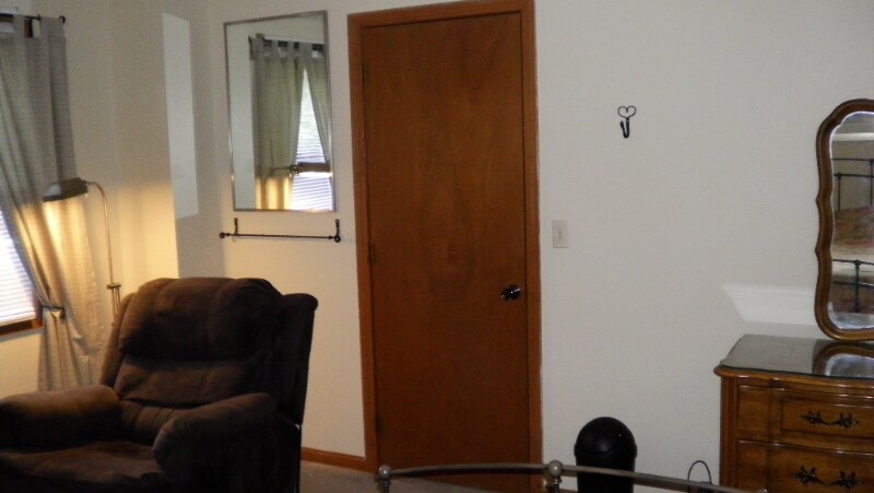 Building Photo - 936 Russell Rd