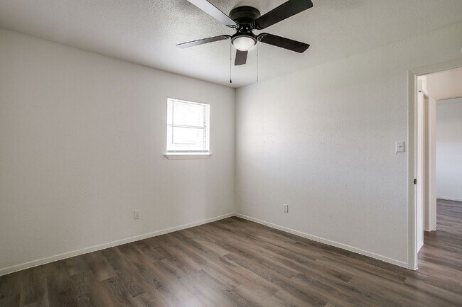 Building Photo - Charming 2 Bedroom Duplex in Westworth Village