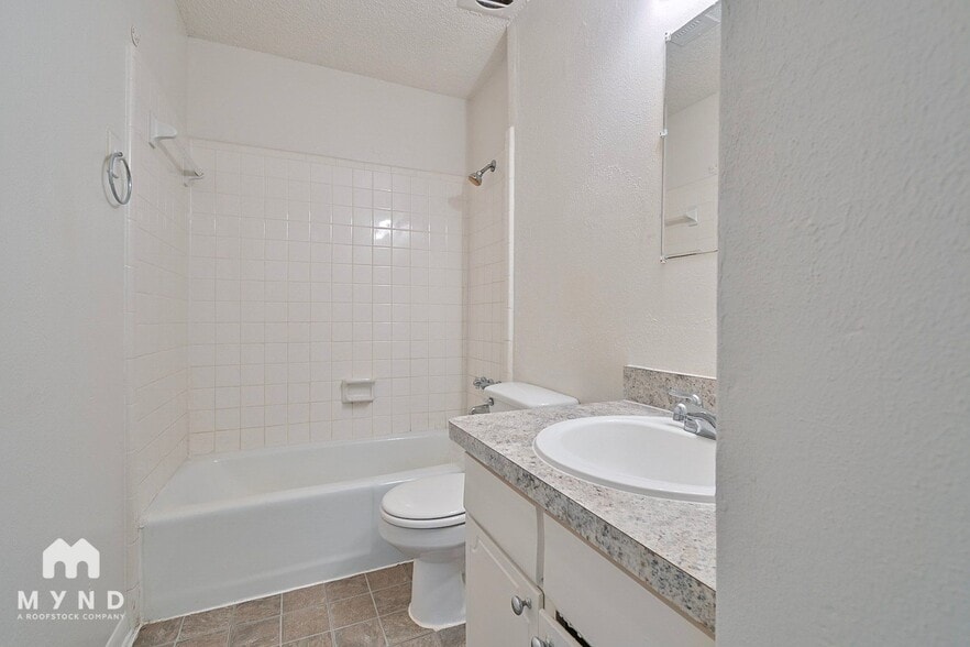 Building Photo - 712 Meadowglen Dr