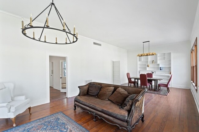 Building Photo - 603 E Losoya St