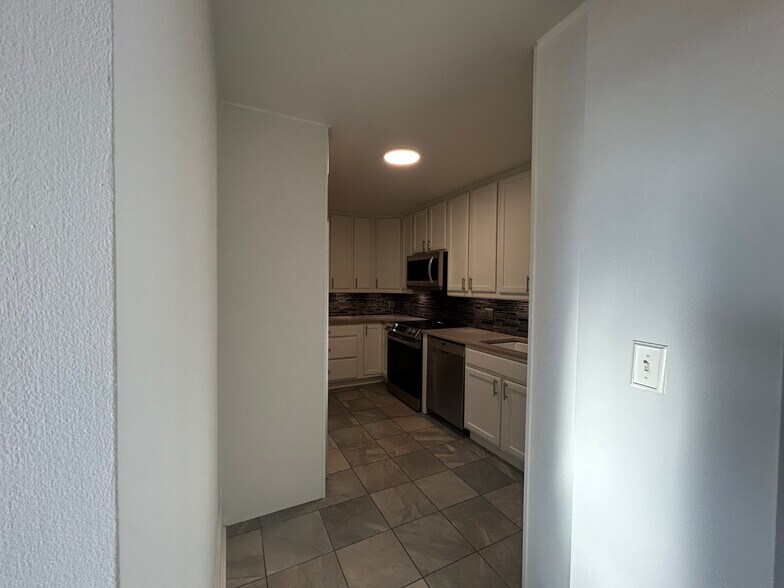 Building Photo - 1350 N Dearborn St