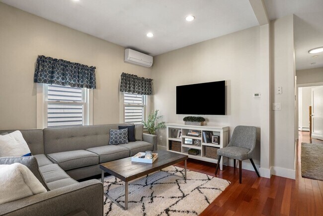 Building Photo - 596 E 2nd St