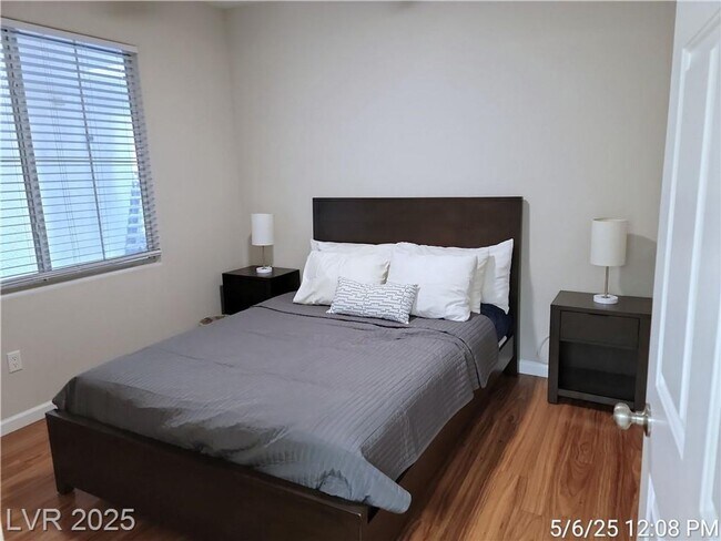 Building Photo - RESORT STYLE LIVING IN SOUTHWEST GATED COM...