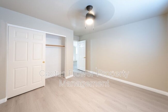 Building Photo - 970 N Willow St