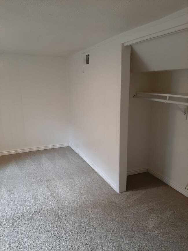 Building Photo - (2006 7th Avenue)