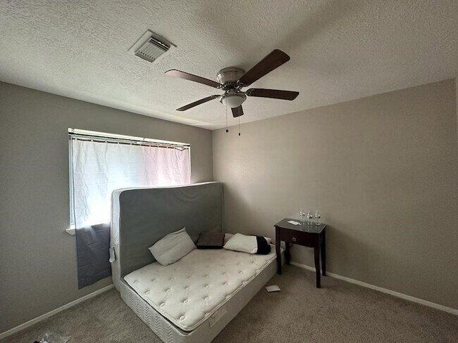 Building Photo - 10921 Pecan Dr